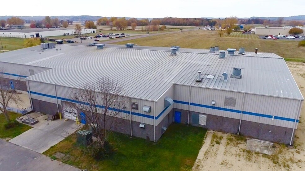 More Photos Of 1011 Veterans St, Mauston Manufacturing For Sale