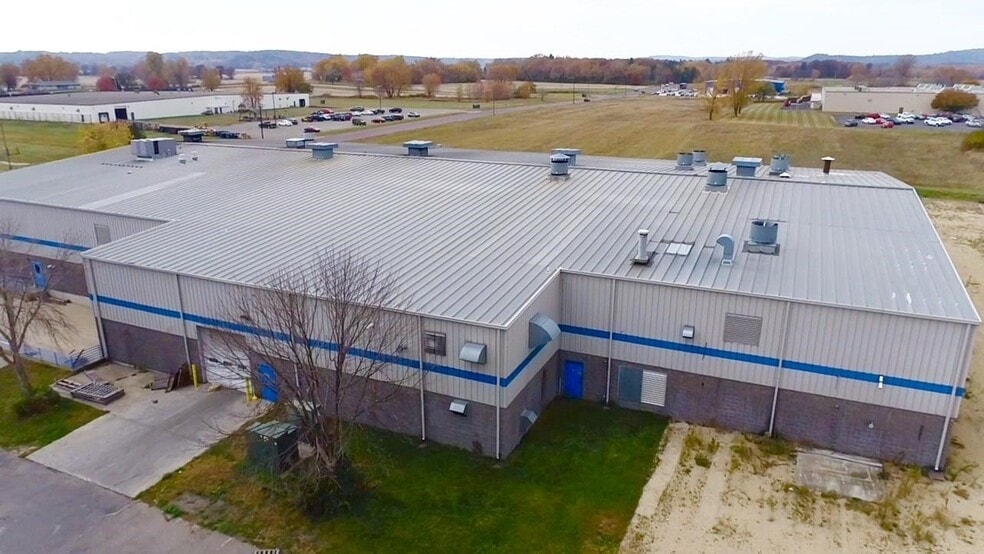 More Photos Of 1011 Veterans St, Mauston Manufacturing For Sale