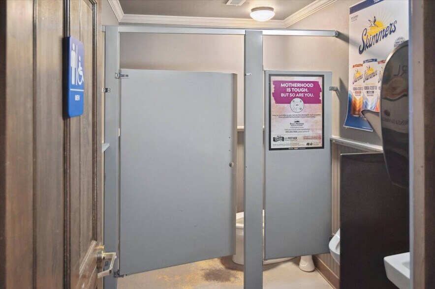 More Photos Of 430 N 1st St, Montrose General Retail For Sale