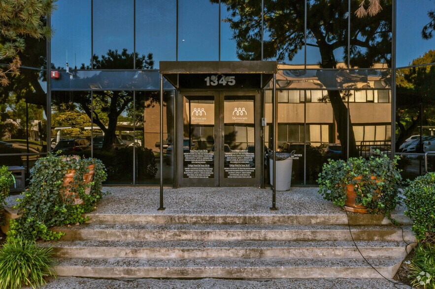 More Photos Of 1345 River Bend Dr, Dallas Office For Lease