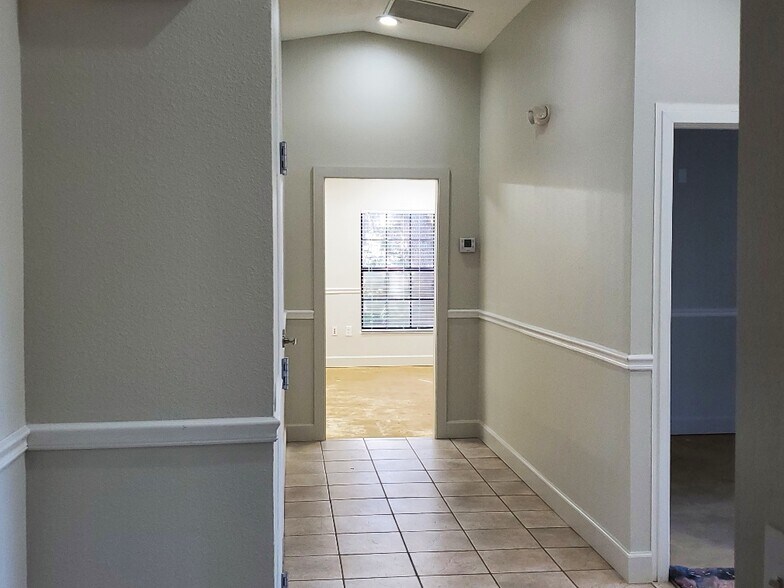 More Photos Of 113 W Chapman Rd, Oviedo Office For Lease