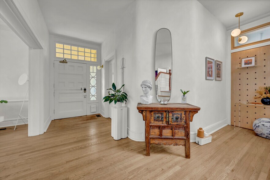 More Photos Of 118 S 4th St, Wilmington Hospitality For Sale