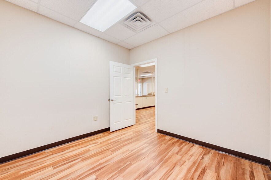 More Photos Of 5820 66th St, Lubbock Storefront Retail Office For Sale
