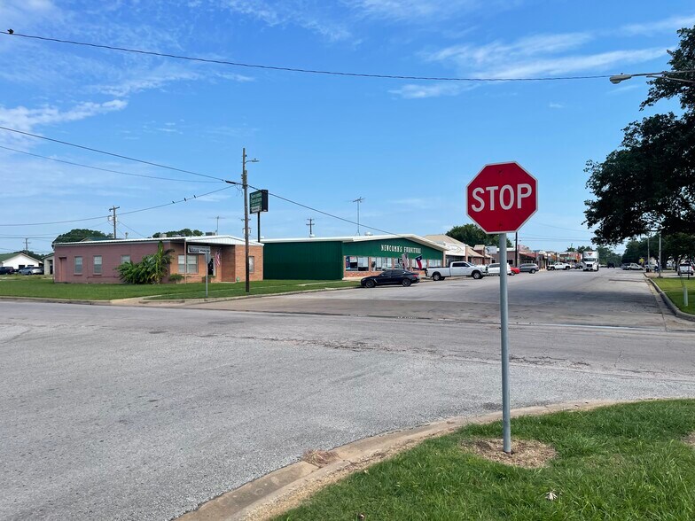 More Photos Of 1006 12th St, Hempstead Restaurant For Lease