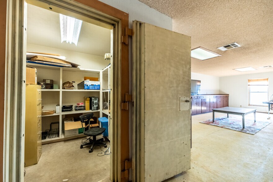 More Photos Of 397 E Evan Hewes Hwy, El Centro Auto Repair For Sale