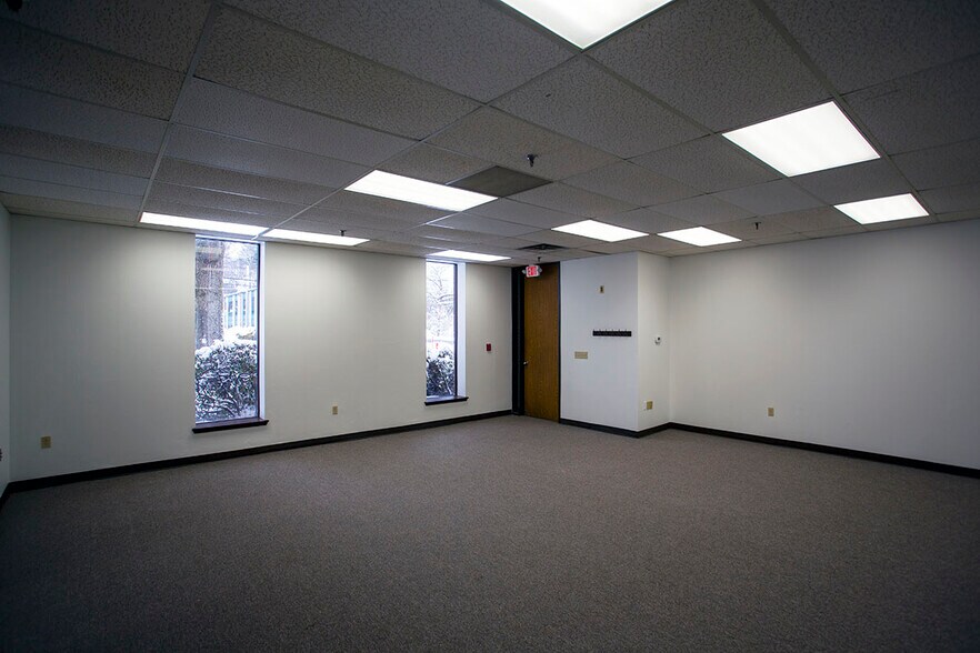 More Photos Of 10-16 Craig Rd, Acton Light Manufacturing For Lease