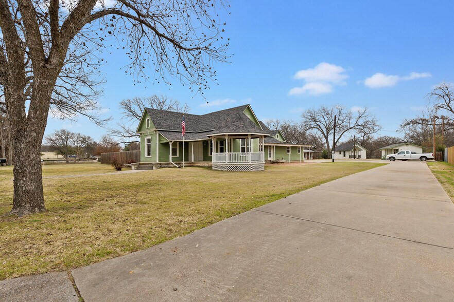More Photos Of 512 N Travis St, Granbury Hospitality For Sale