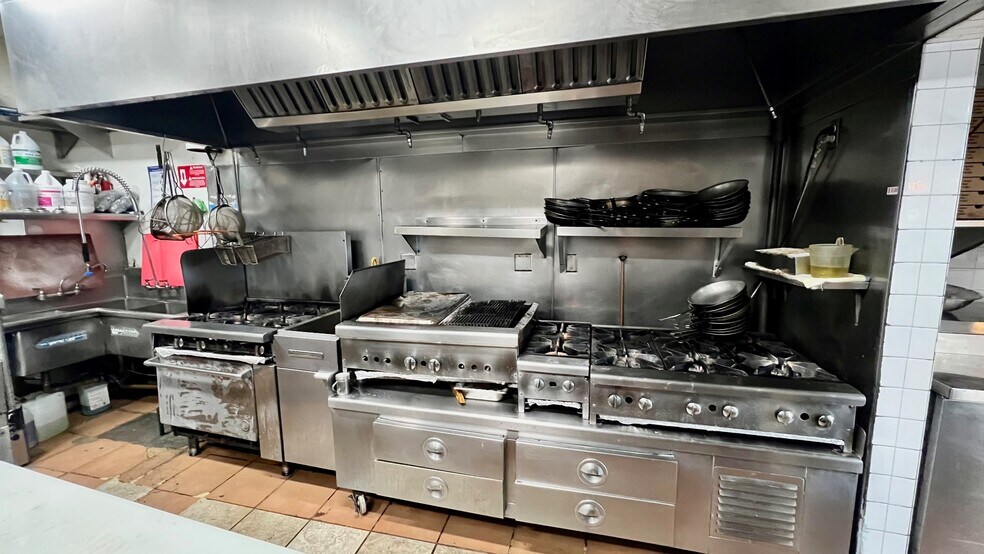 More Photos Of 3001-3021 S Figueroa St, Los Angeles Restaurant For Lease