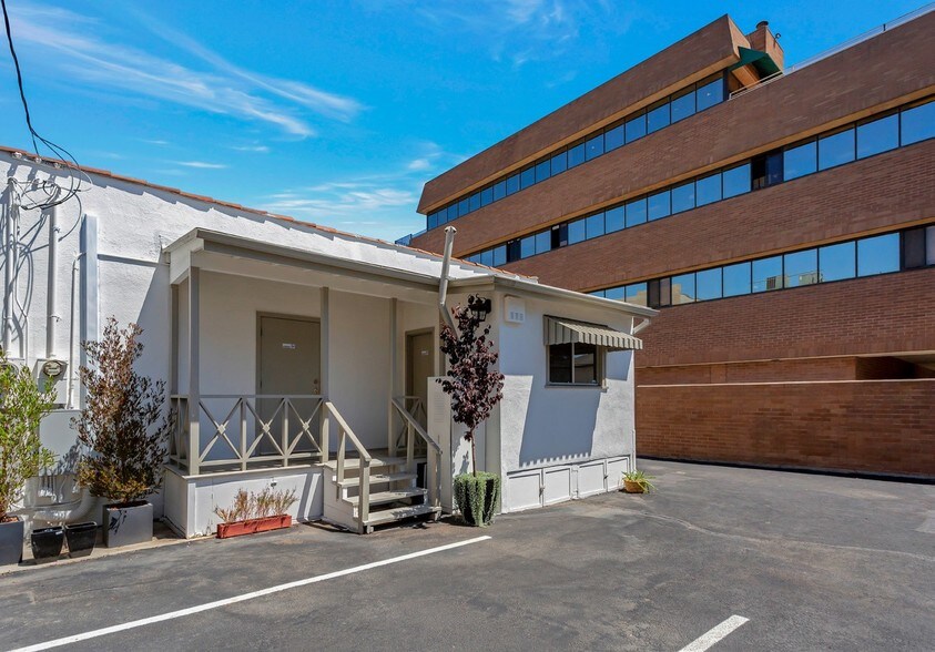 627 N Larchmont Blvd, Los Angeles, CA 90004 Office For Lease