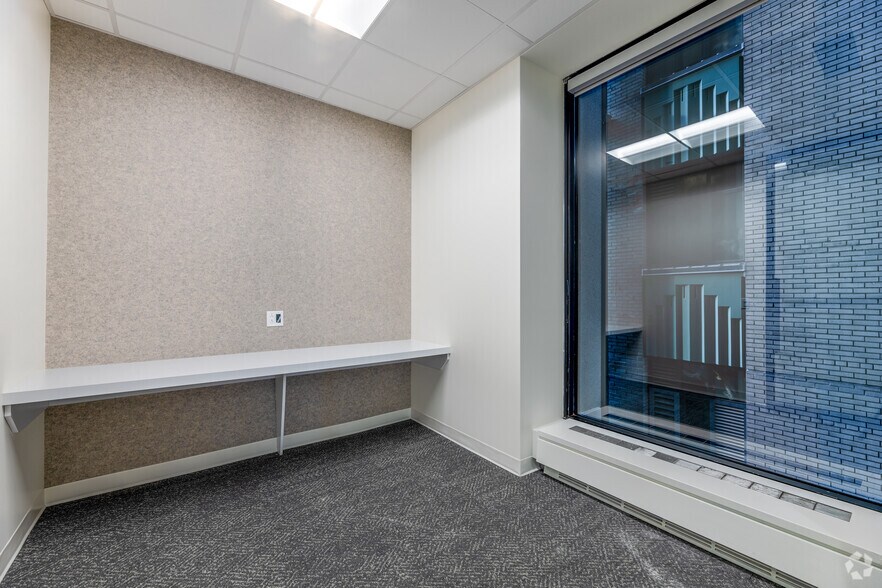 More Photos Of 390 Bay St, Toronto Office For Lease