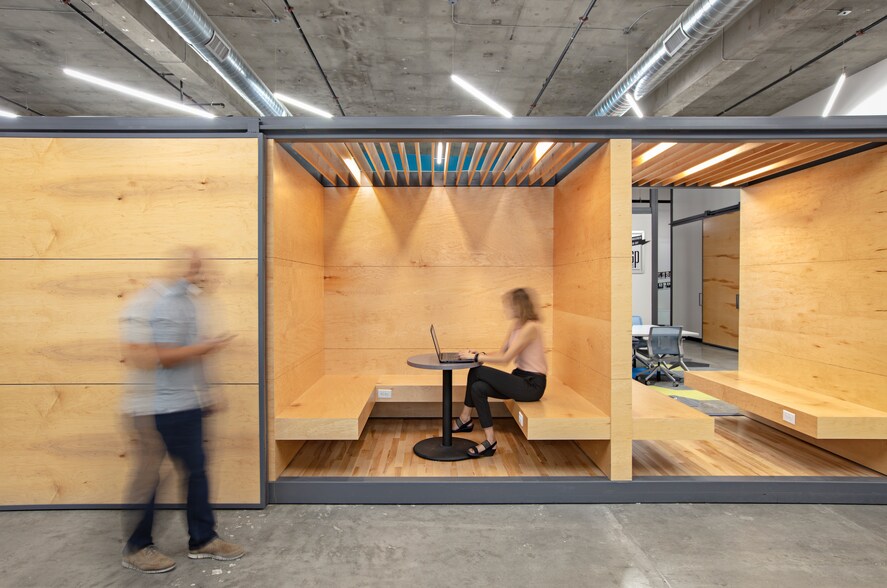 More Photos Of 500 Locust St, Des Moines Parking Garage For Lease