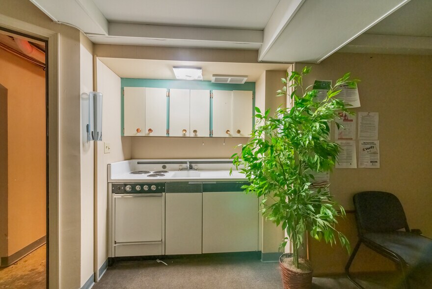 More Photos Of 100-106 S Main st, Ishpeming Flex For Sale