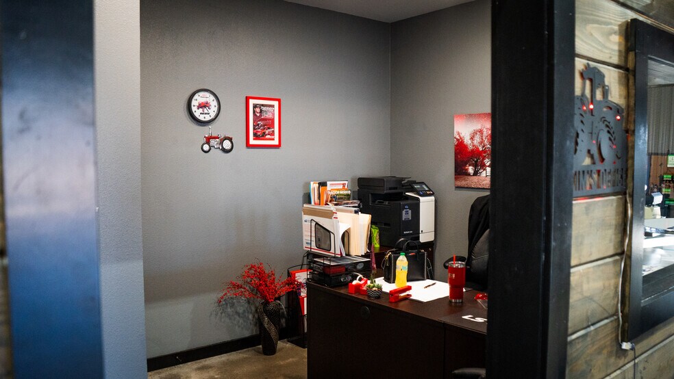 More Photos Of 1885 17th NE st, Paris General Retail For Sale