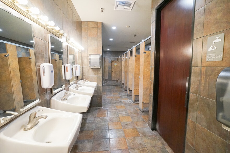 More Photos Of 1600 Yosemite Blvd, Modesto Office For Lease