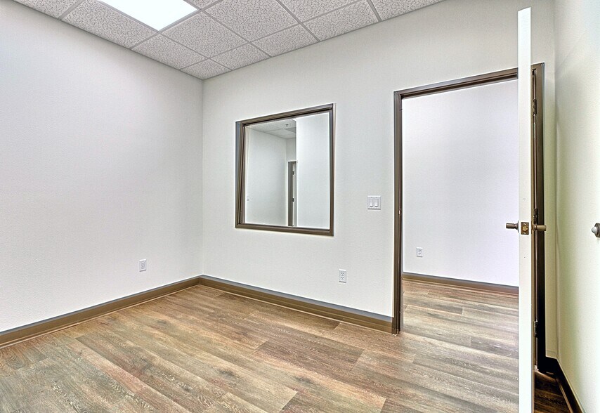 More Photos Of 4483 McGrath St, Ventura Service For Lease