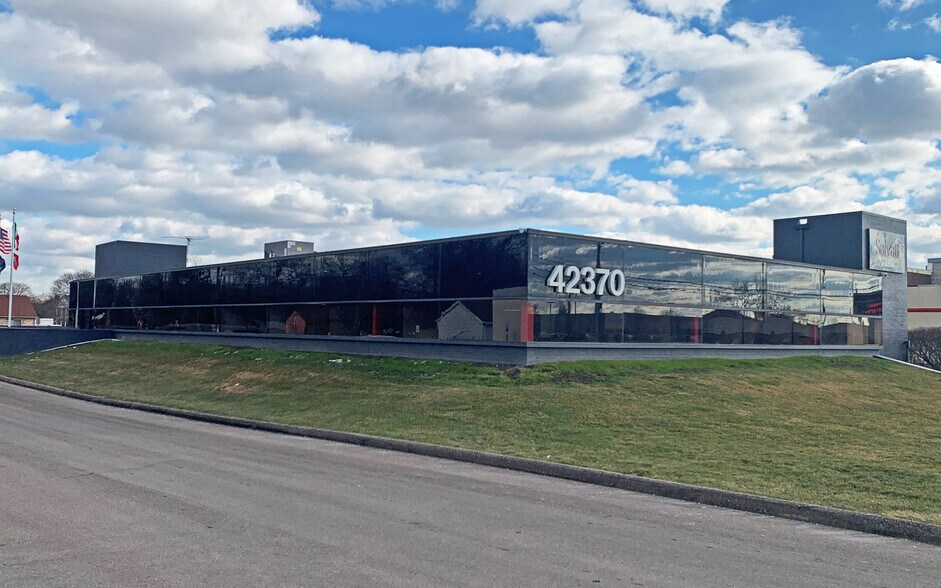 Primary Photo Of 42370 Van Dyke Ave, Sterling Heights Medical For Lease