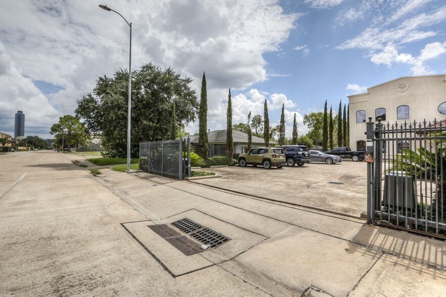 More Photos Of 5905 Winsome Ln, Houston Office For Sale