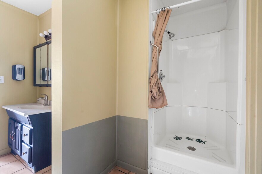 More Photos Of 825 MO-59, Carthage Industrial For Lease