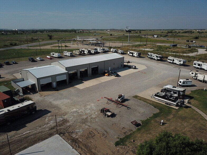 More Photos Of 13239 S Interstate 35, Valley View Manufacturing For Lease