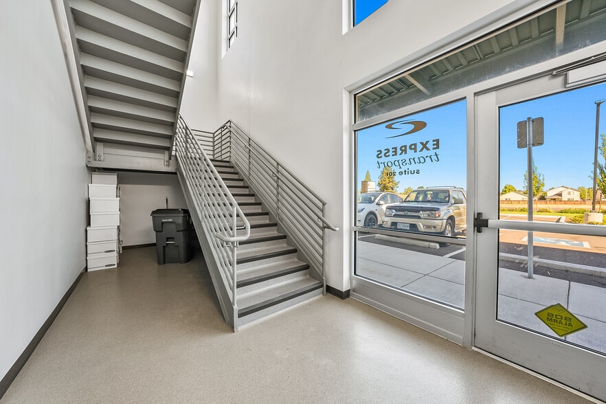 More Photos Of 4801 Biddle Rd, Central Point Office For Lease