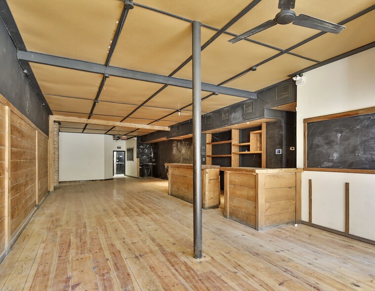 Primary Photo Of 1494 Rue Ontario E, Montréal General Retail For Sale