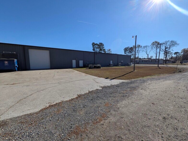 More Photos Of 3728 Byrnes Dr, Saint Stephen Showroom For Sale