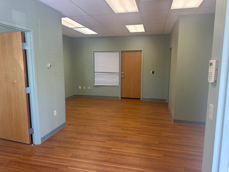 More Photos Of 909-915 Callendar Blvd, Painesville Light Manufacturing For Lease