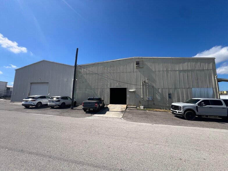 More Photos Of 5705 E Hanna Ave, Tampa Warehouse For Lease