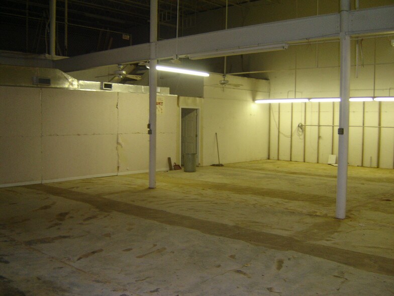 More Photos Of 305 S Wetmore St, Lake Wales Showroom For Lease