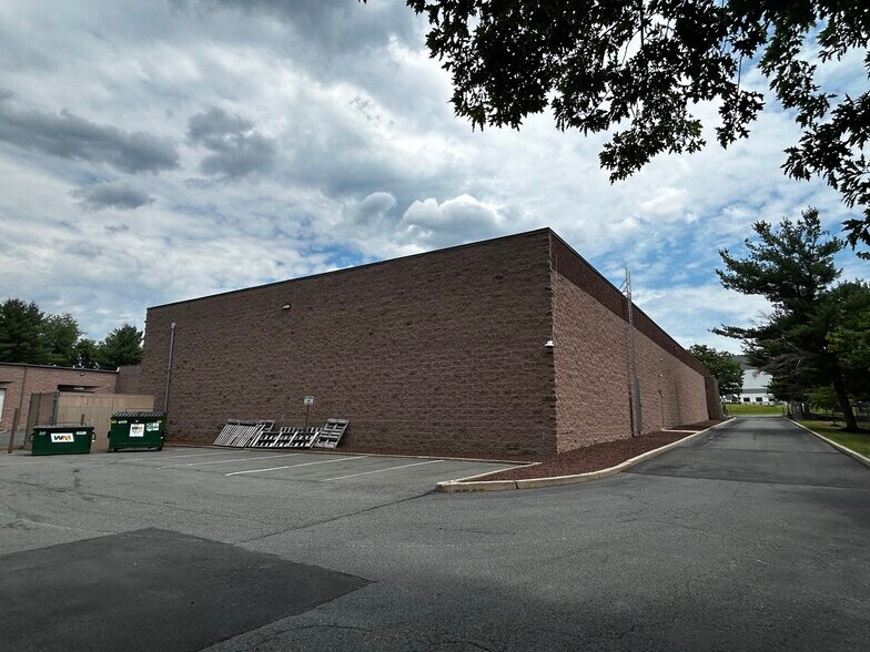 More Photos Of 14-16 Thomas J Rhodes Industrial Dr, Trenton Warehouse For Lease
