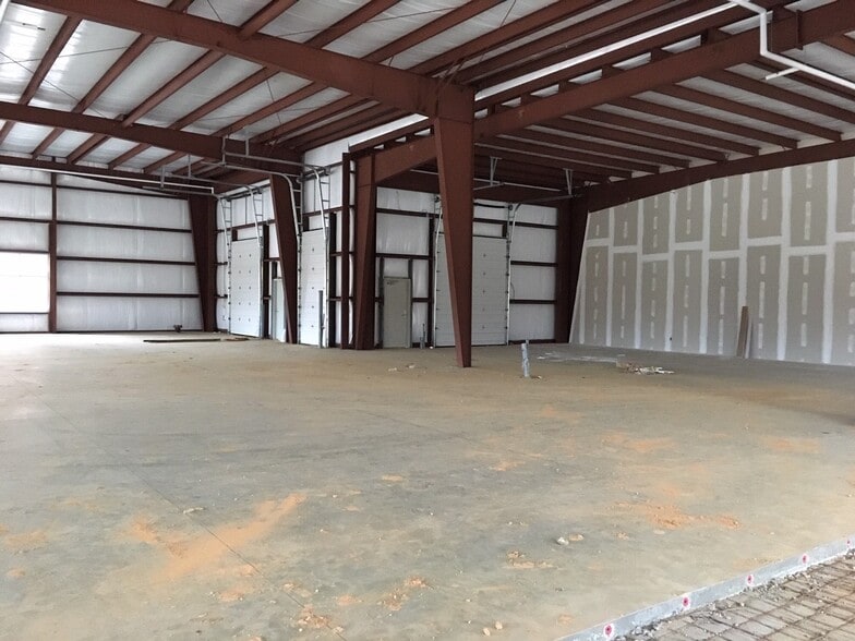 More Photos Of 123 Poplar Pointe Dr, Mooresville Flex For Lease