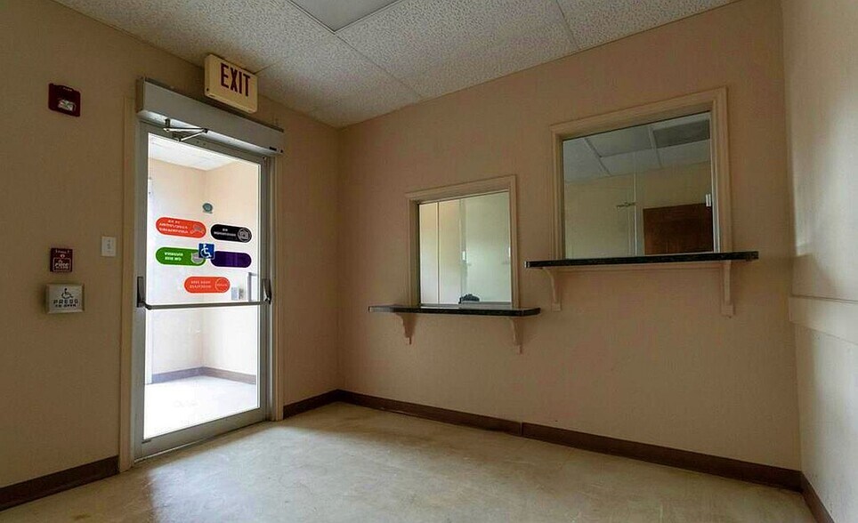 More Photos Of 382 W Main St, Raymondville Office For Sale