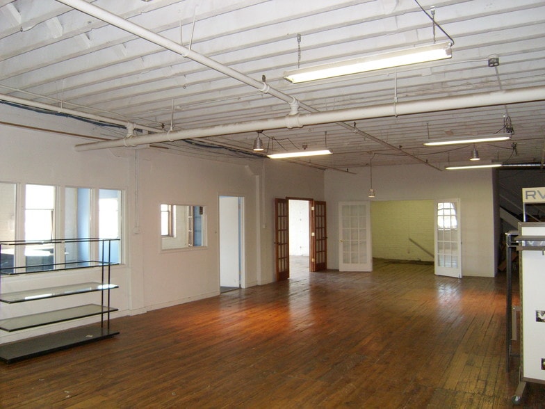 More Photos Of 346 N Justine St, Chicago Light Distribution For Lease