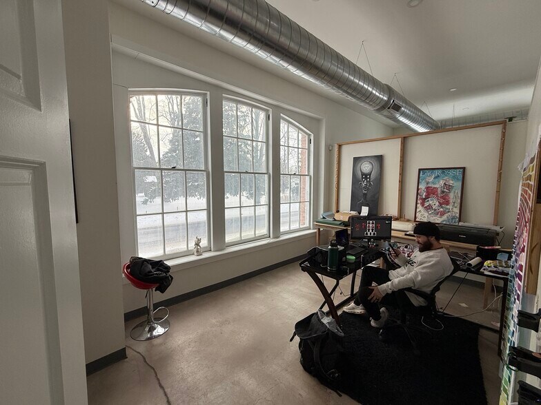 More Photos Of 11 Pottery Rd, Sullivan Unknown For Lease