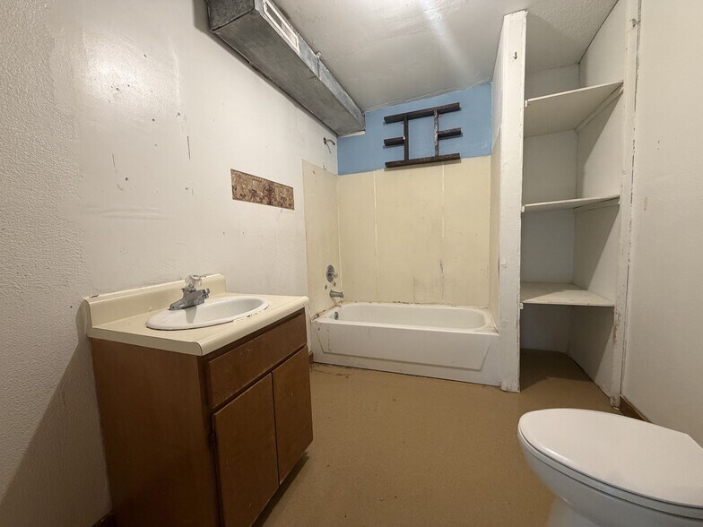 More Photos Of 322 Historic 66 E, Waynesville Office For Sale