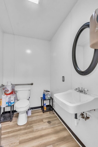 More Photos Of 6522 Polk Ln, Columbia Auto Repair For Sale