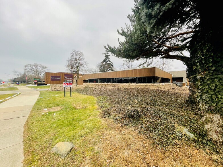 More Photos Of 2605-2609 Crooks Rd, Troy Office For Sale