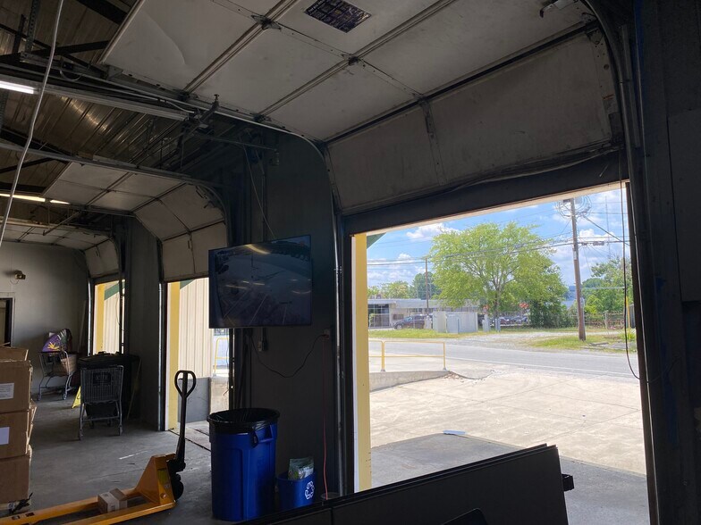 More Photos Of 1024 Gatewood Ave, Greensboro Warehouse For Lease