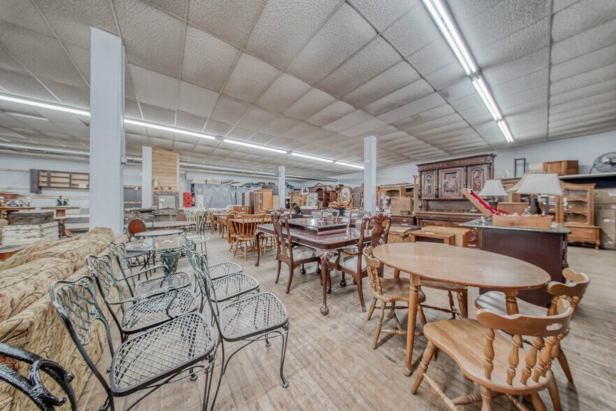 More Photos Of 105 E Walnut St, Houston Freestanding For Sale