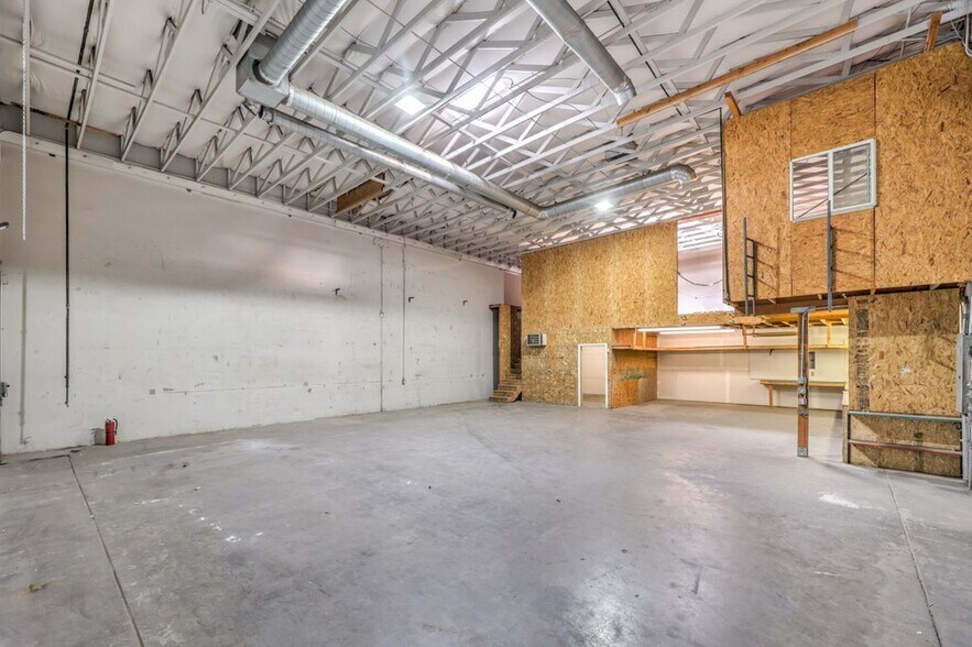 More Photos Of 5965 Harrison Dr, Las Vegas Warehouse For Lease