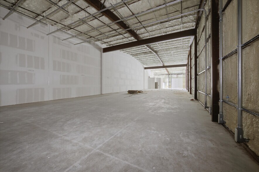 More Photos Of 109 - 117 Ava dr, Hewitt Warehouse For Lease