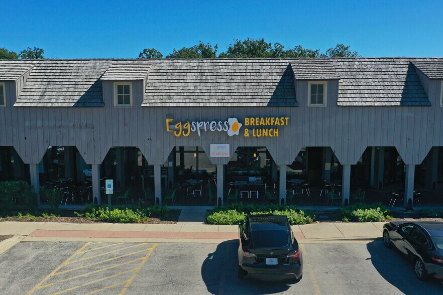 More Photos Of 2501-2585 Waukegan Rd, Bannockburn Unknown For Lease