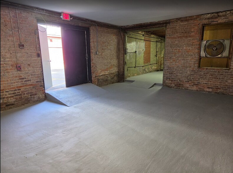 More Photos Of 130 Franklin St, Fayetteville Showroom For Lease