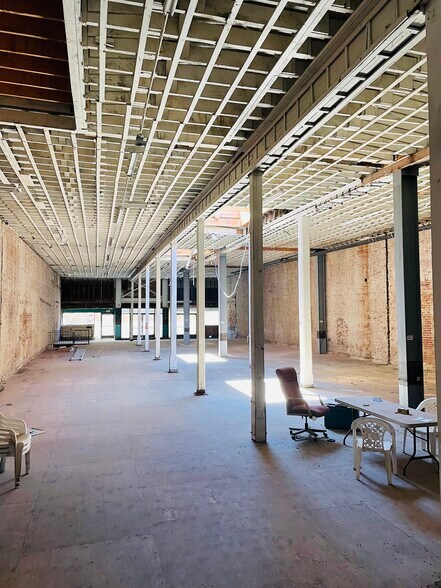 More Photos Of 327 S Broadway, Los Angeles Restaurant For Lease