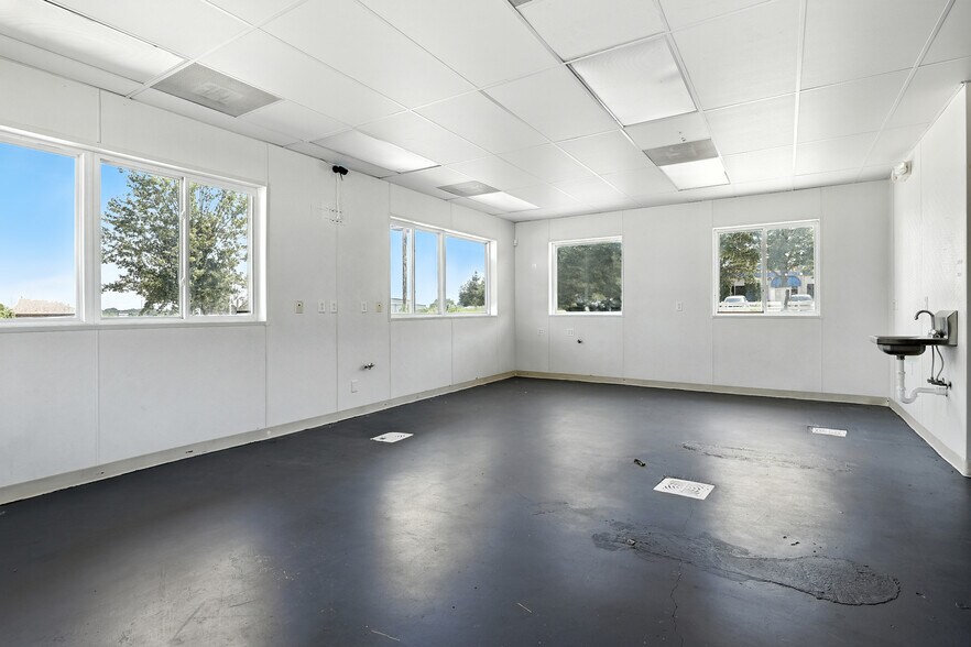 More Photos Of 700 N Country Ave, Kearney Restaurant For Sale