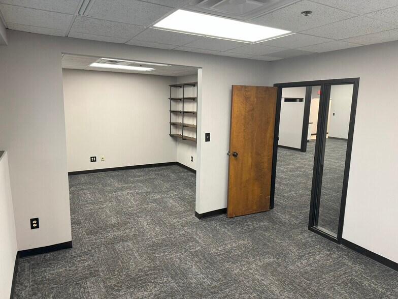 More Photos Of 10078 E Kemper Rd, Montgomery Unknown For Lease