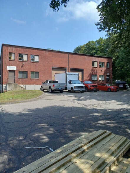 More Photos Of 141 S Main St, Beacon Falls Service For Lease