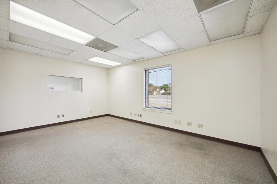 More Photos Of 8621 Hwy 6, Hitchcock Manufacturing For Sale