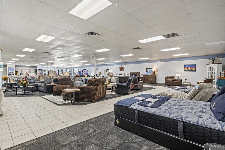 More Photos Of 304 W Jefferson St, Quincy Freestanding For Sale