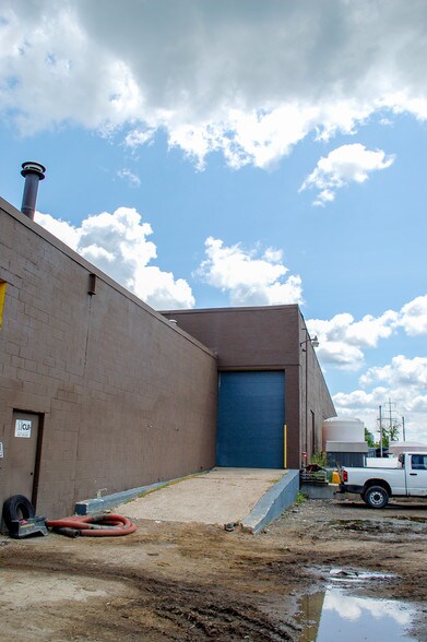 More Photos Of 26150 Richmond Rd, Cleveland Warehouse For Lease